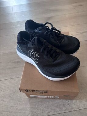 Topo Atmos Running Shoe Women's size 8.5